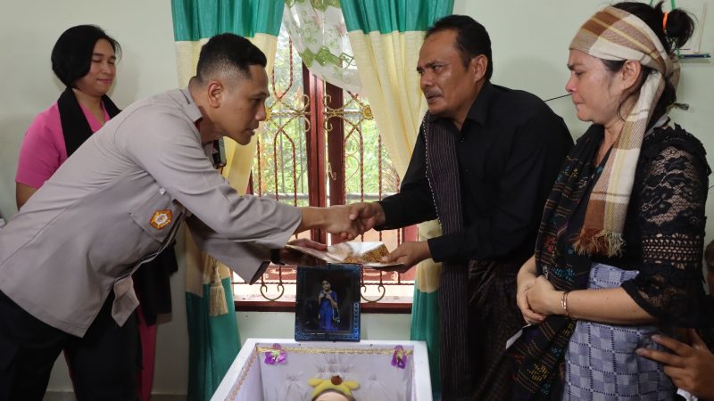 Kapolres Pematang Siantar Melayat ke Rumah Duka Sampaikan Turut Berduka Cita
