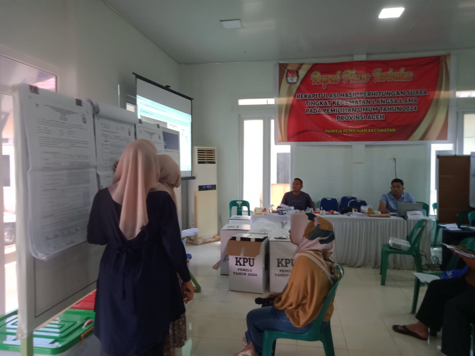Rekapitulasi Hasil Pemungutan Suara Pemilu 2024 Tingkat PPK Langsa Lama Berlanjut Hingga Malam Hari