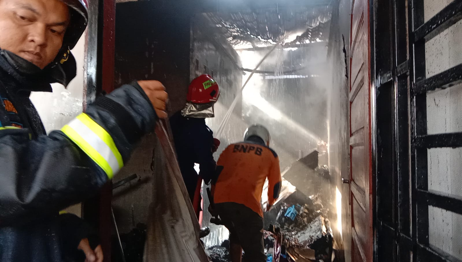 Si Jago Merah Lalap 5 Unit Rumah di Siantar Utara, Disdamkarmat Pematangsiantar Turunkan 4 Unit Damkar dan 25 Personil