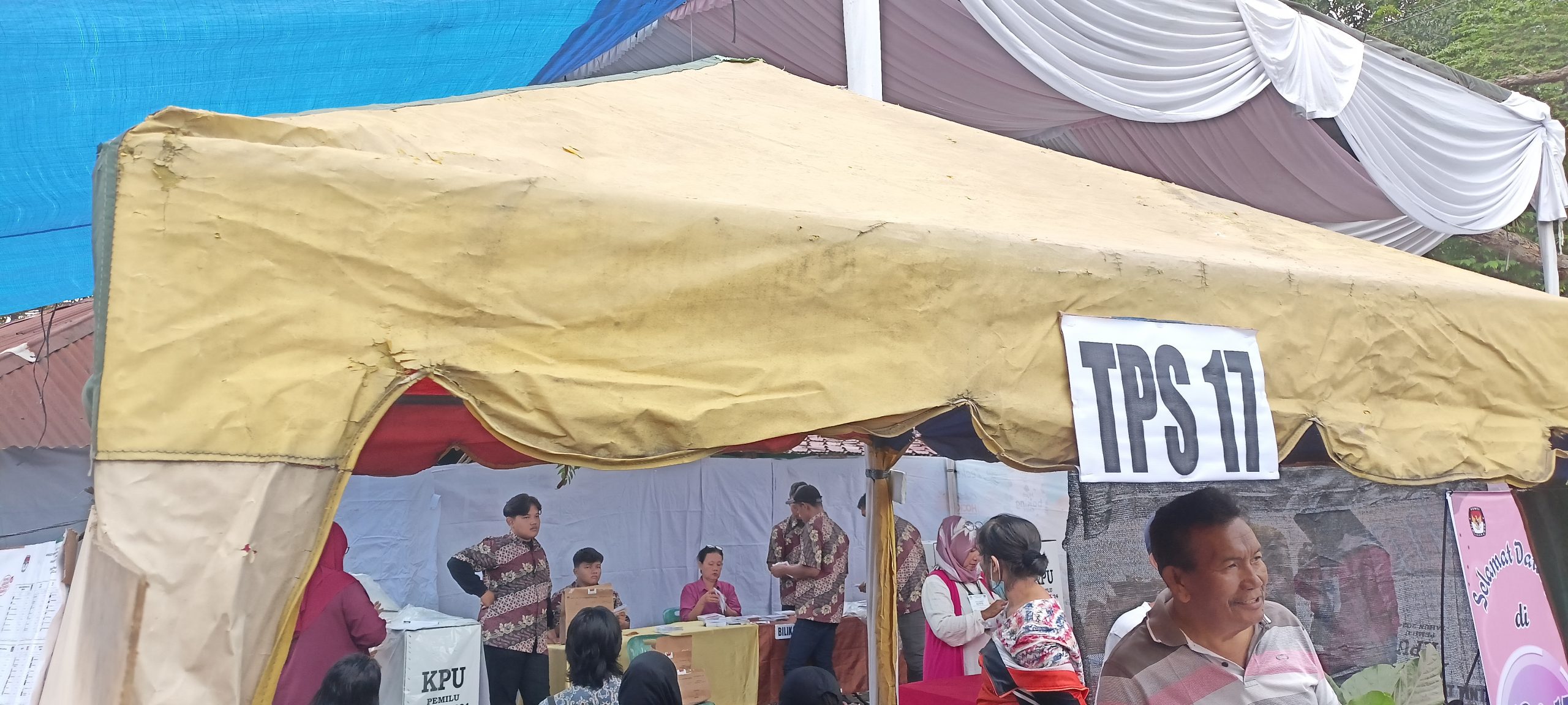 Jadwal di TPS 17 Molor, Warga Pemilih Kesal, Pendaftaran Belum Dibuka Karena Petugas TPS Masih Cek Surat Suara dari KPU