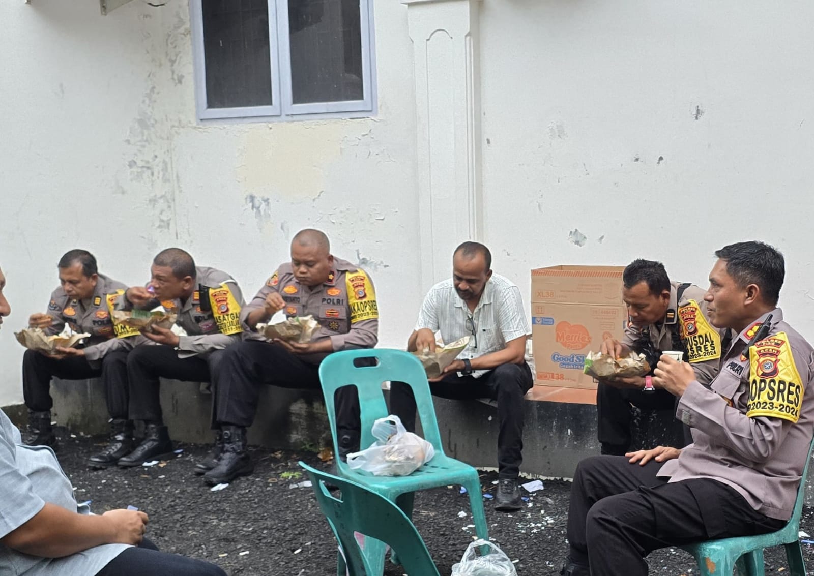 Saat Pengamanan Rapat Pleno, Kapolres Pidie Nikmati Makan Siang Bareng Anggota