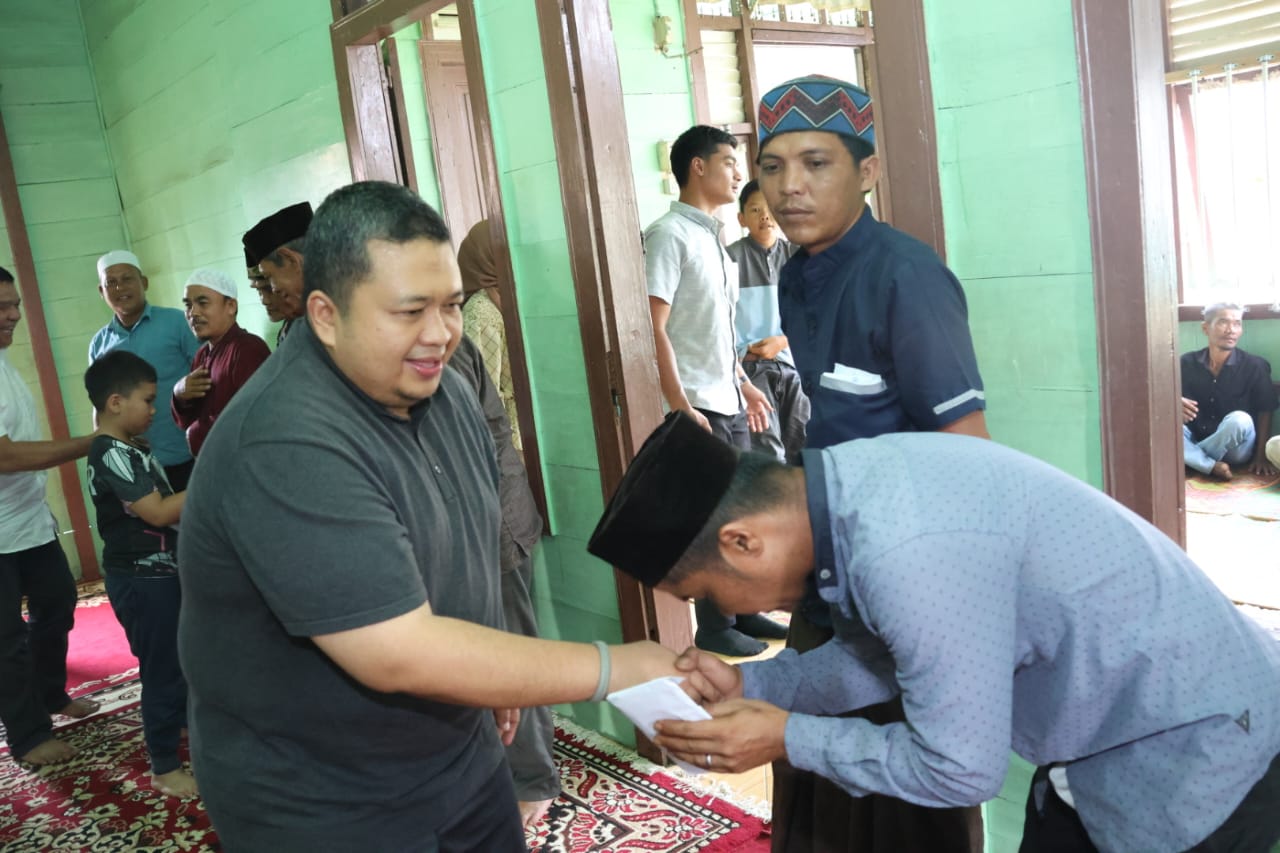 Bupati Dolly Pasaribu Beri Bantuan Keluarga Korban Akibat Terbawa Arus Sungai