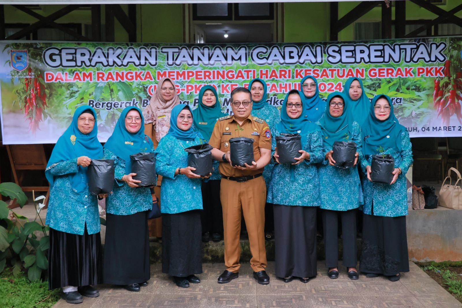 Peringati HGK PKK ke-52, Pj Wali Kota Payakumbuh Lakukan Tanam Cabai Serentak