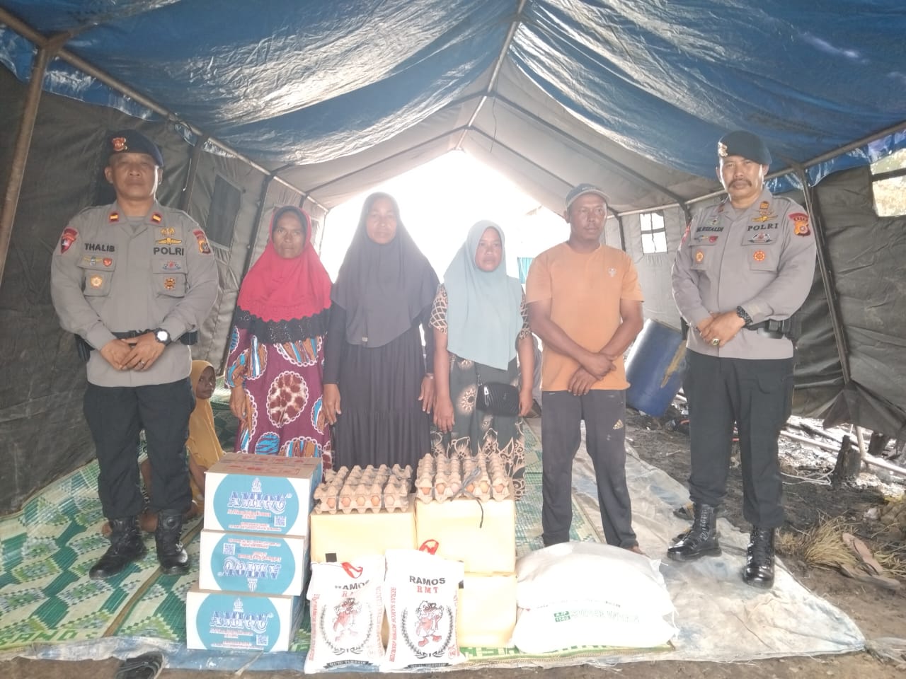 Brimob Aramiah Salurkan Bantuan Kepada Korban Kebakaran di Sungai Pauh