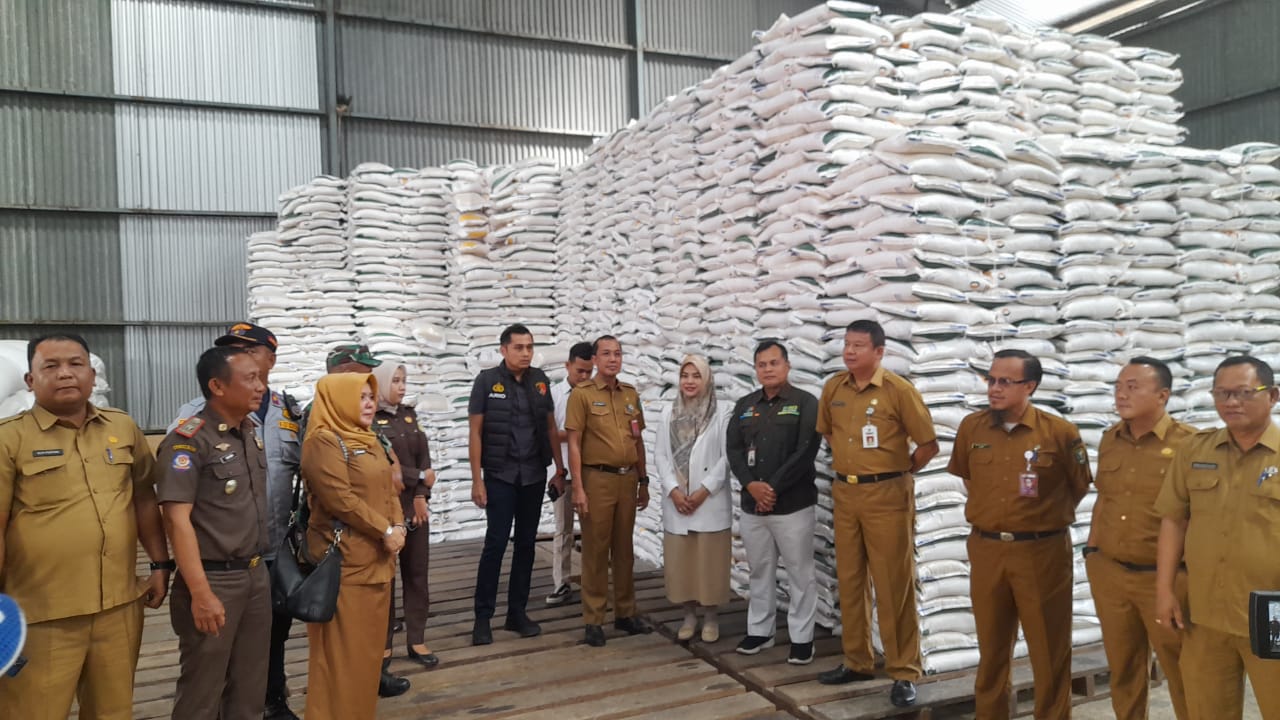 Pastikan Stok dan Stabil Harga Pangan, TPID Pemkab Inhu Sidak Ke Bulog dan Pasar Rakyat