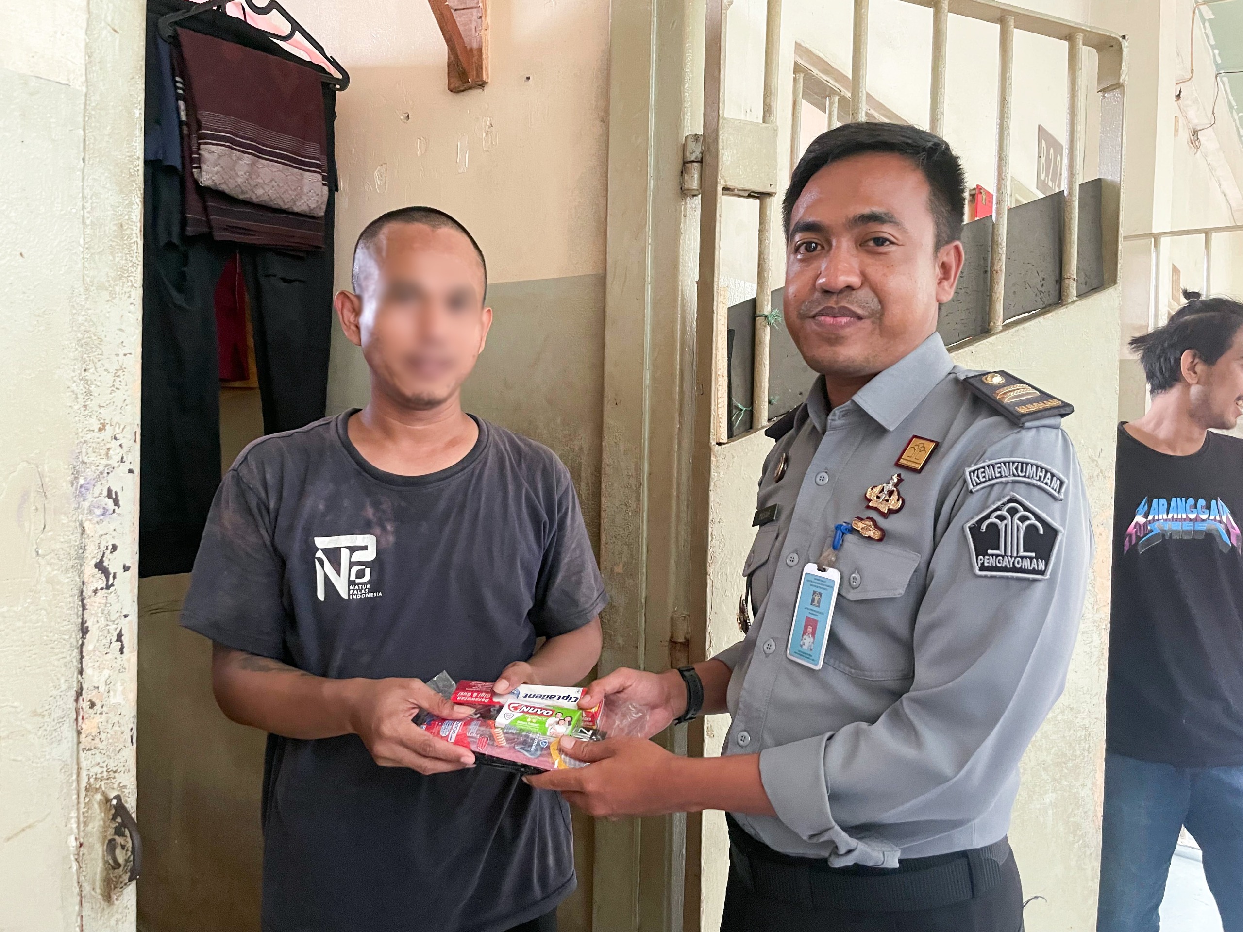 Komitmen Melayani Kebutuhan Dasar, Rutan Cipinang Bagikan Peralatan Mandi Kepada Warga Binaan