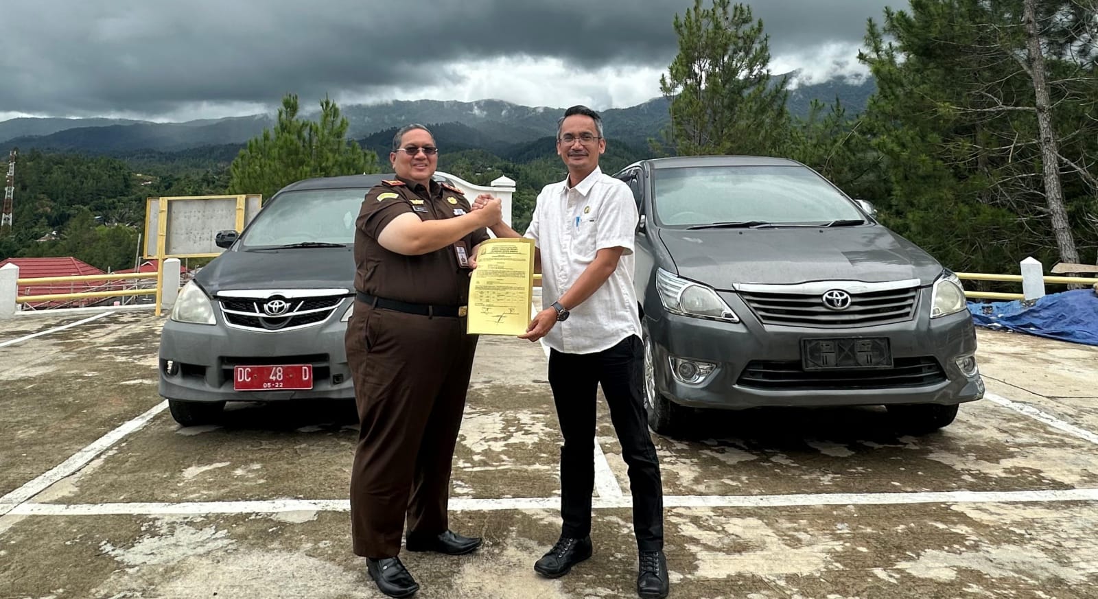 Jaksa Pengacara Negara Kejari Mamasa Serahkan Aset Daerah Kabupaten Mamasa Kepada BPKAD berikut Aset Daerah Tersebut