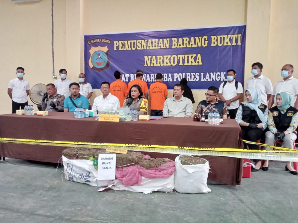 Polres Langkat Polda Sumut Musnahkan Barang Bukti Ganja dan Sabu