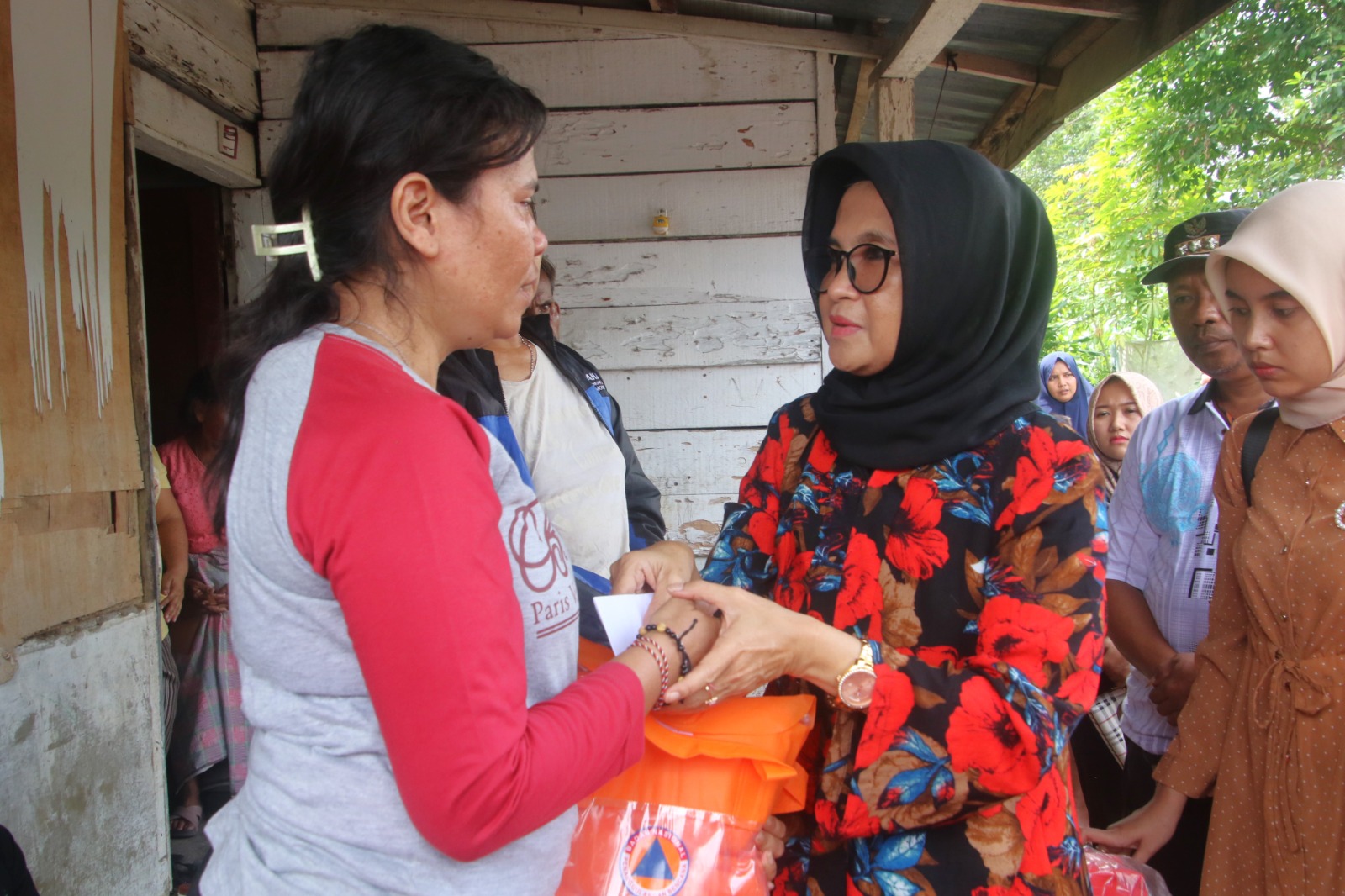 Kebakaran di Siabal Abal, Wali Kota Susanti Kunjungi dan Beri Bantuan kepada Keluarga Korban