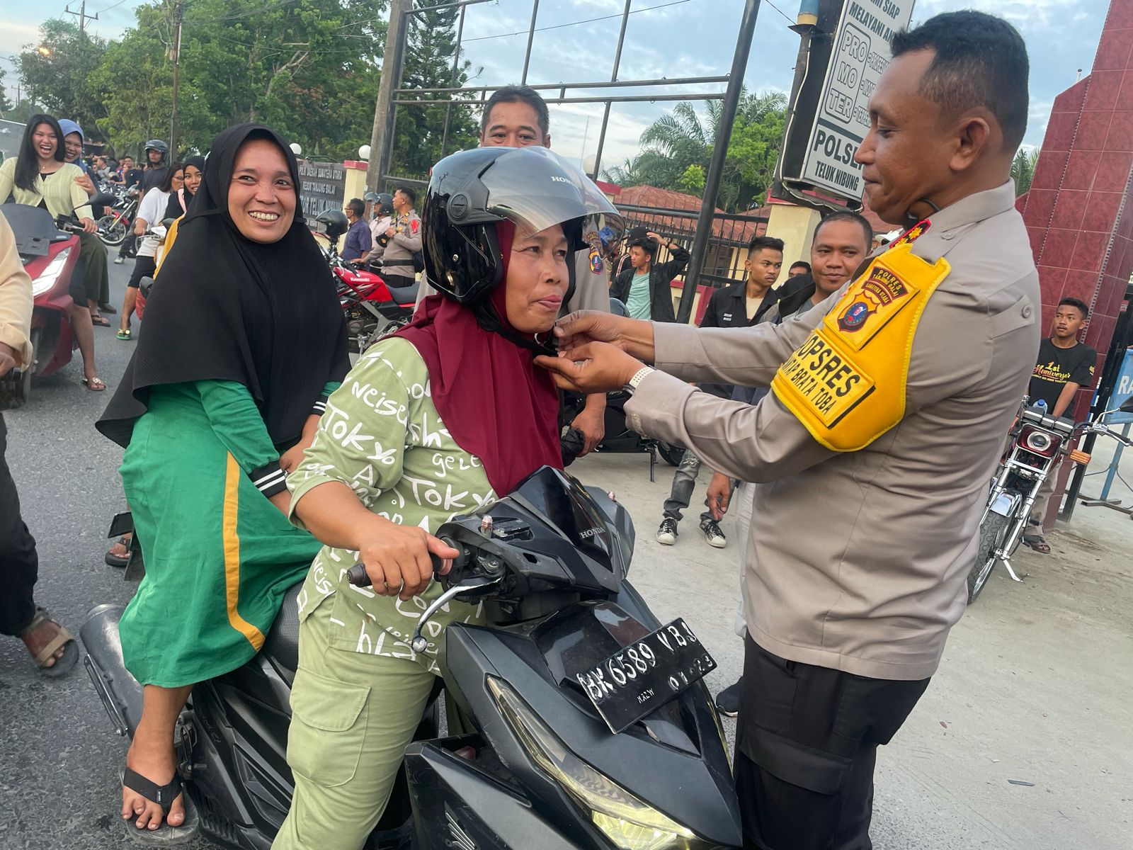 Menyambut Bulan Suci Ramadhan, Polres Tanjung Balai Berikan Helm SNI Dan Sembako Gratis
