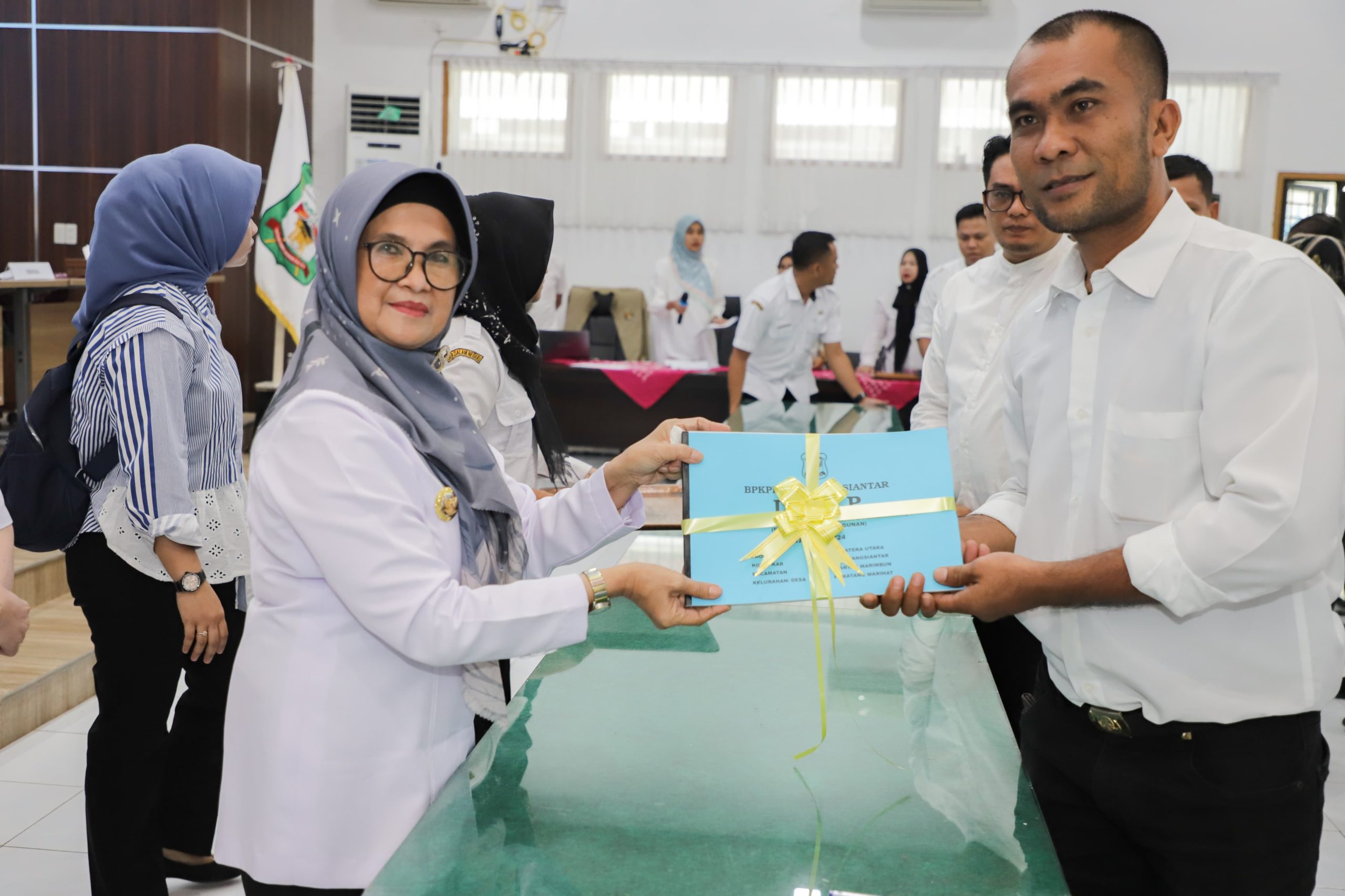 Wali Kota Pematangsiantar dr Susanti Dewayani SpA Menyerahkan Daftar Himpunan Ketetapan Pajak (DHKP) dan Surat SPPT PBB Perdesaan dan Perkotaan (P-2) Kota Pematangsiantar Tahun 2024