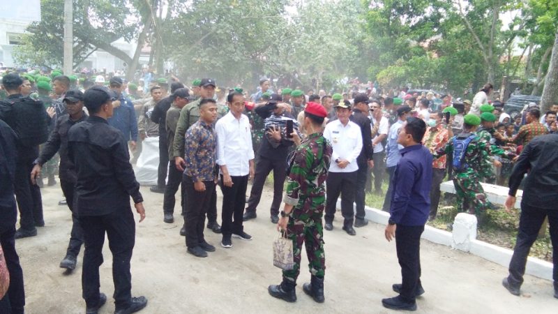 Warga Tanjung Balai Sambut Datangnya Presiden RI Joko Widodo