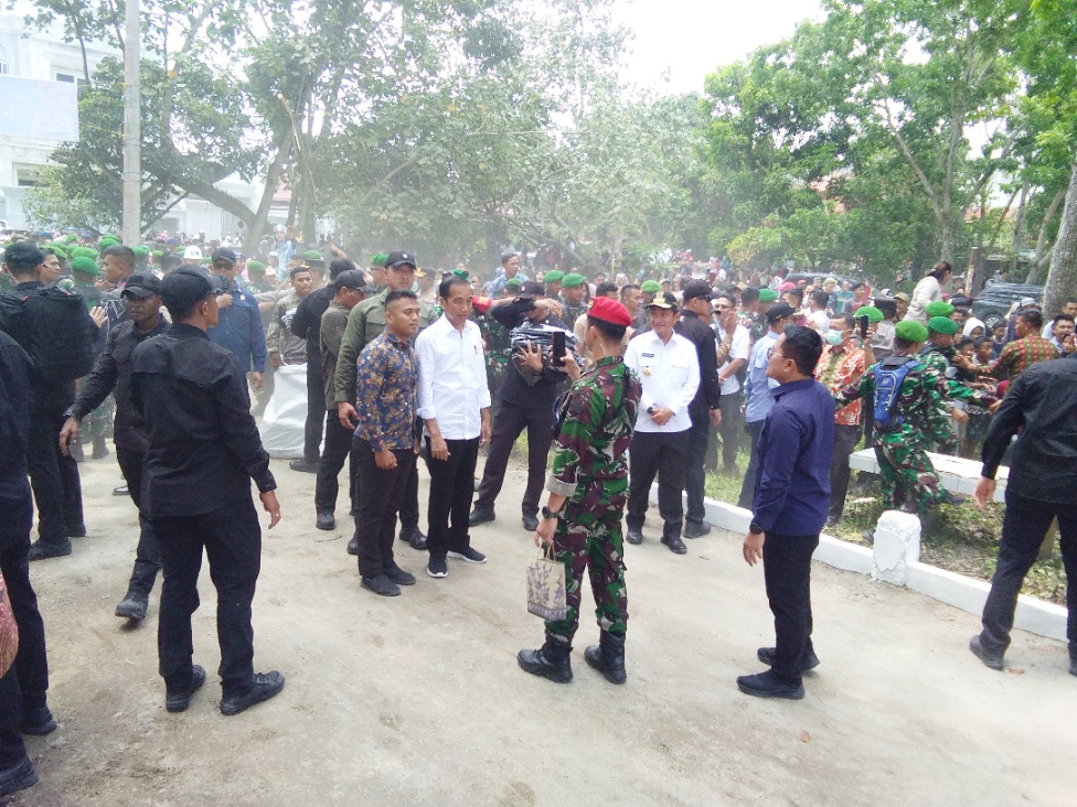 Warga Tanjung Balai Sambut Datangnya Presiden RI Joko Widodo