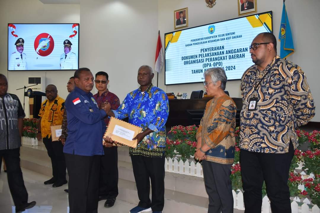 Bupati Teluk Bintuni Secara Simbolis Serahkan DPA – OPD Tahun Anggaran 2024