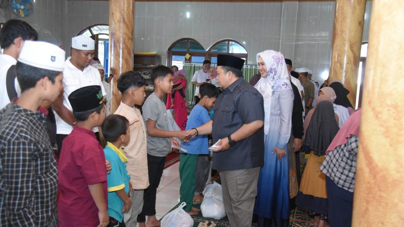 Ramadan Berbagi, Bupati Tapsel dan Ketua TP PKK Salurkan Ratusan Paket Sembako