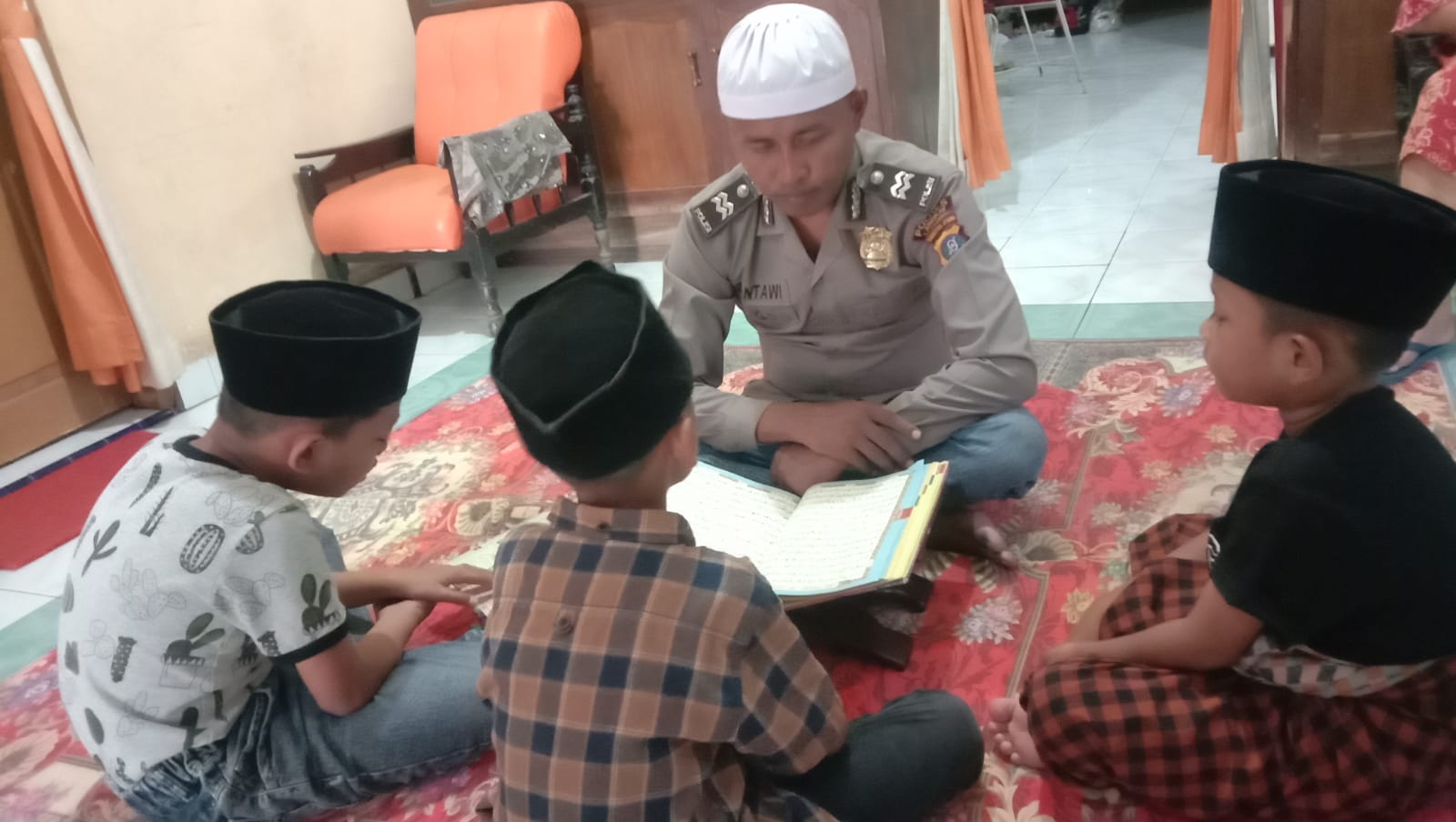 Sosok Kanit Binmas Polsek Tanjung Pura Polres Langkat Aiptu Tantawi Jauhari, Ajarkan Anak-anak Mengaji