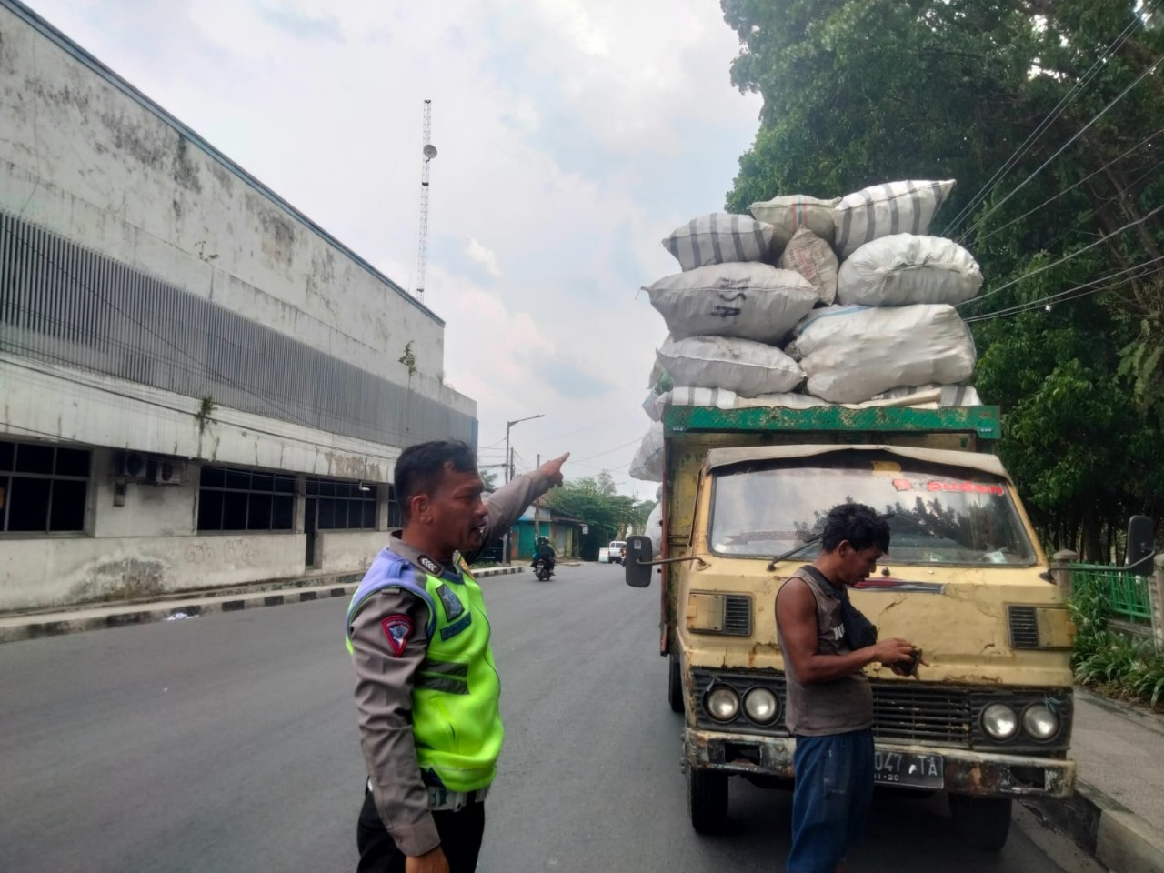 Ops Keselamatan Toba 2024, Satlantas Polres pematangsiantar Tindak Langsung Kendaraan Bermuatan Besar Overload