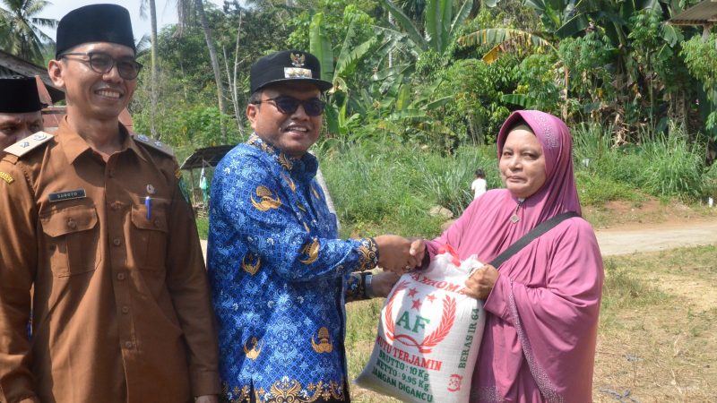 PJ. Walikota Letnan Beri bantuan Beras Untuk Warga Desa Siloting