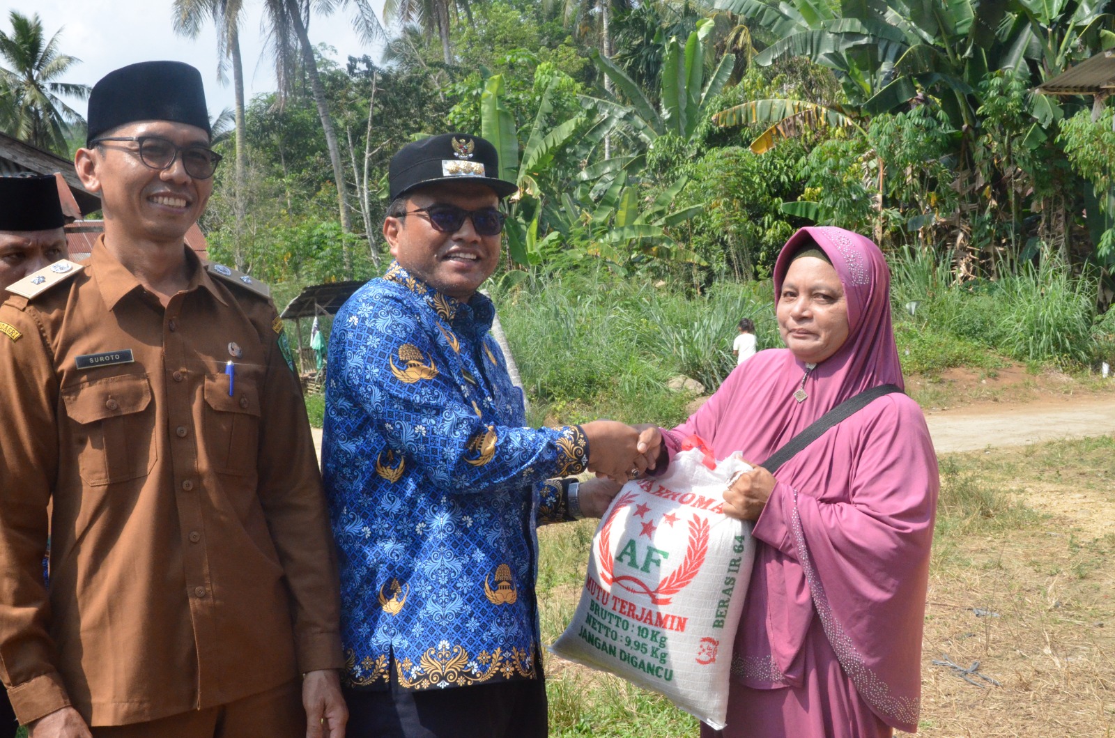 PJ. Walikota Letnan Beri bantuan Beras Untuk Warga Desa Siloting