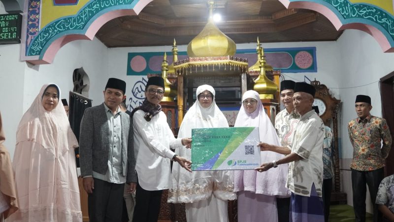 Bupati Safaruddin Dampingi TSR Pemprov Sumbar, Mesjid Raya Ampalu Terima Bantuan Pembangunan