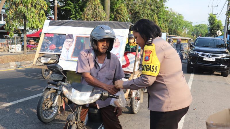 Berbagi Kebahagiaan Ramadhan,Polwan Polres Langkat membagikan Takjil buka puasa.