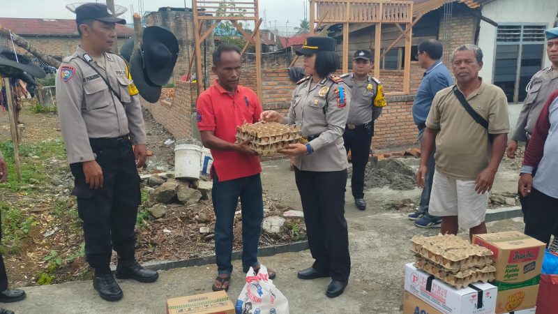 Kapolsek Siantar Marihat Beri Perhatian Kepada Warga yang Rumahnya Terbakar