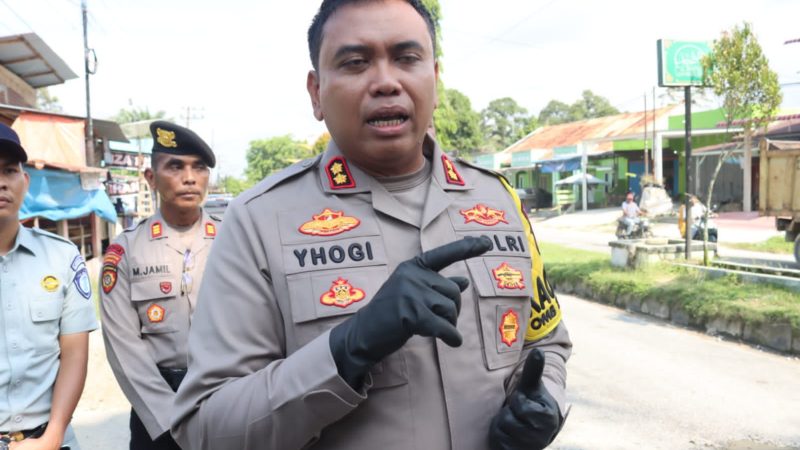 Luar Biasa! Meski Berpuasa Kapolres Subulussalam Turun Langsung Tambal Jalan Berlobang