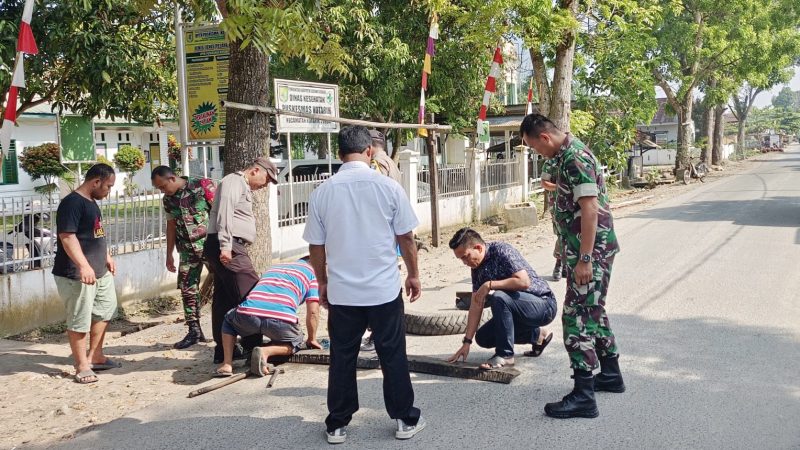 Cegah Kecelakaan, Polsek – Koramil Kotarih Pasang Pita Kejut Speed Bump