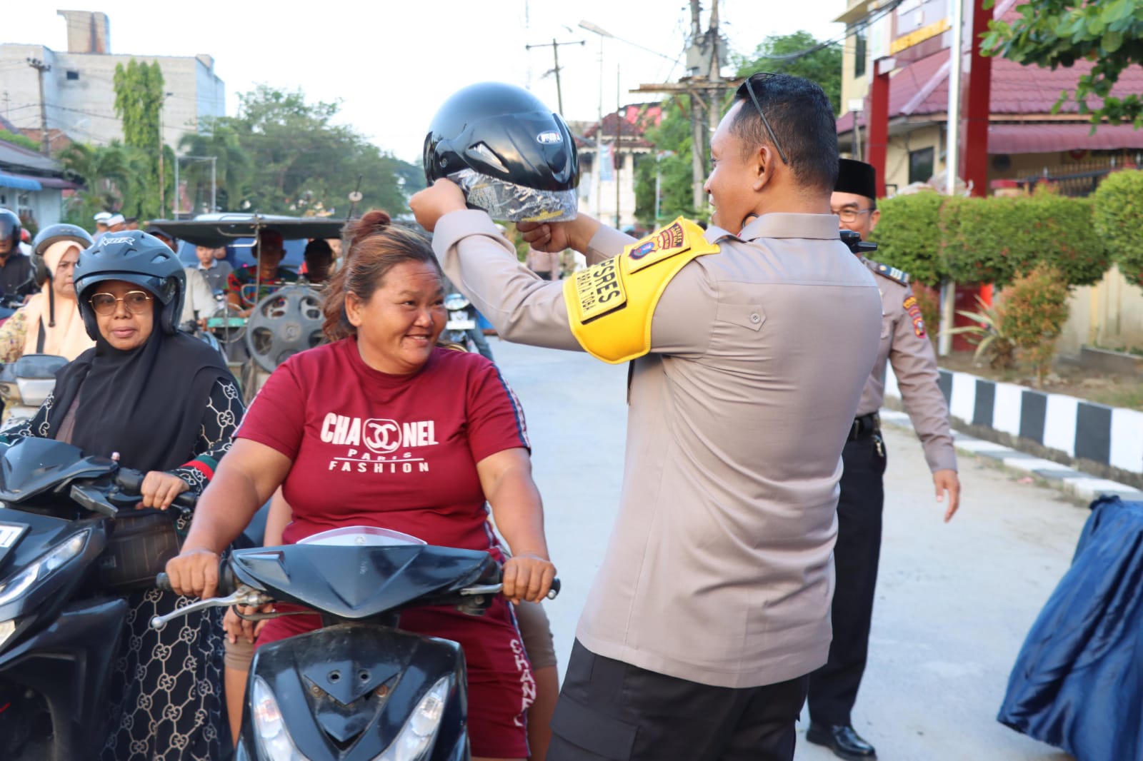 Polres Tanjung Balai Berikan Ribuan Bungkus Takjil Dan Puluhan Helm