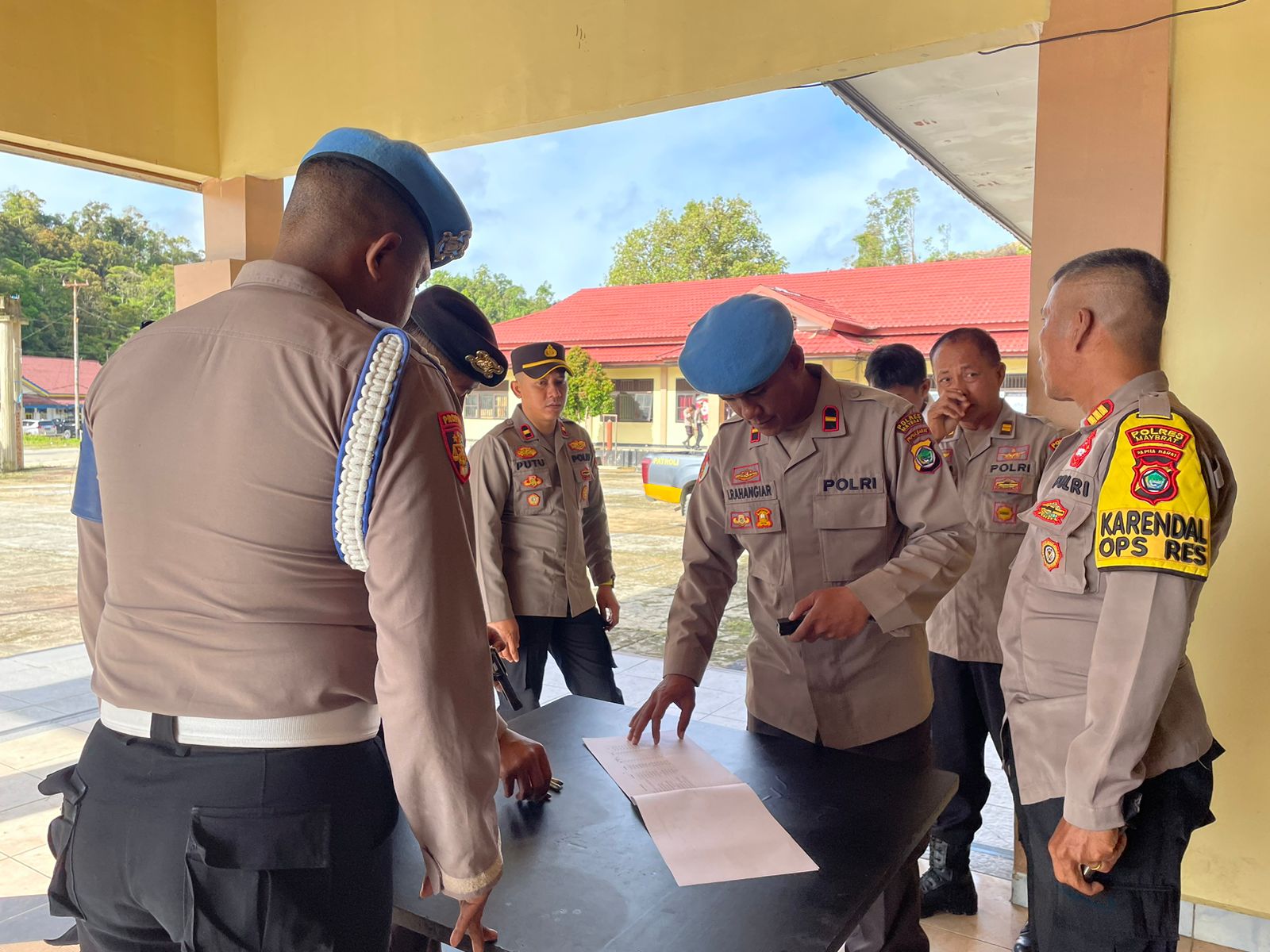 Waka Polres Maybrat pimpin pemeriksaan senpi personil Polres Maybrat