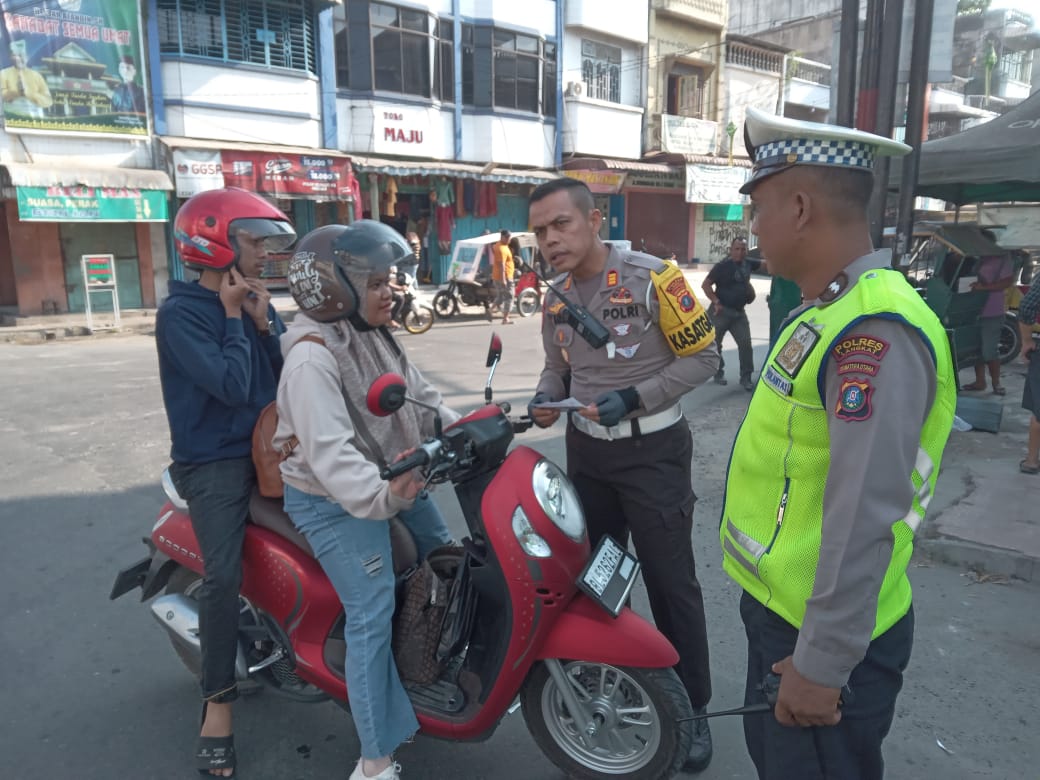 Satlantas Polres Langkat Polda Sumut Bagikan Brosur Tertib Berlalu Lintas