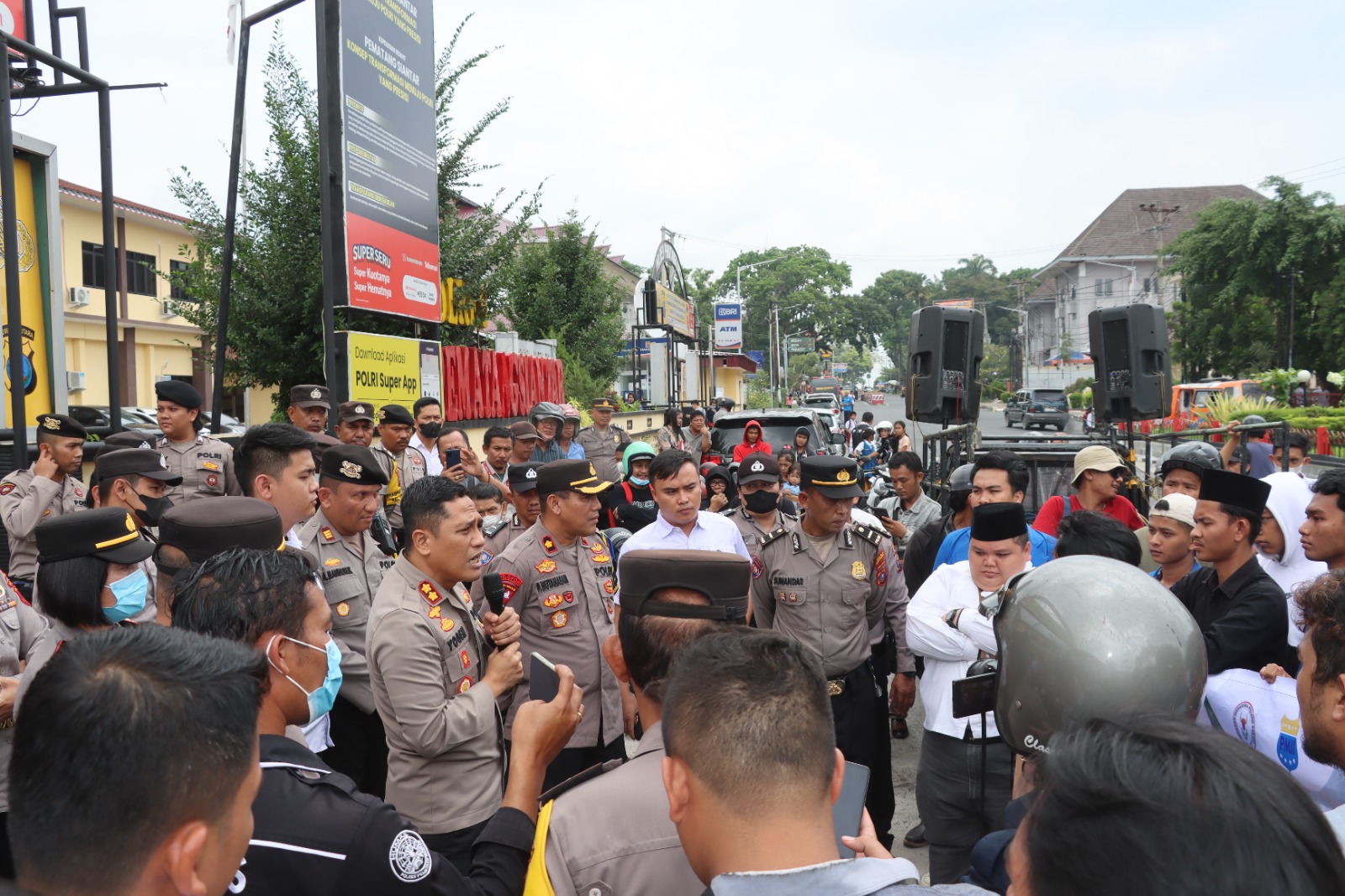 Kapolres Pematangsiantar Turun Temui Massa Pengunjuk Rasa