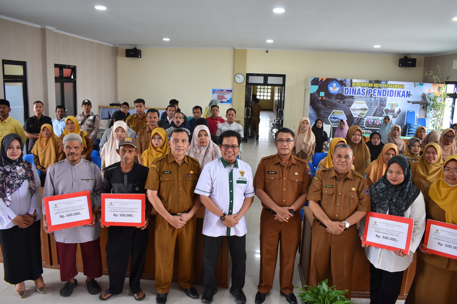 Tenaga Pendidikan Non ASN Kota Payakumbuh Terima Bantuan dari Baznas