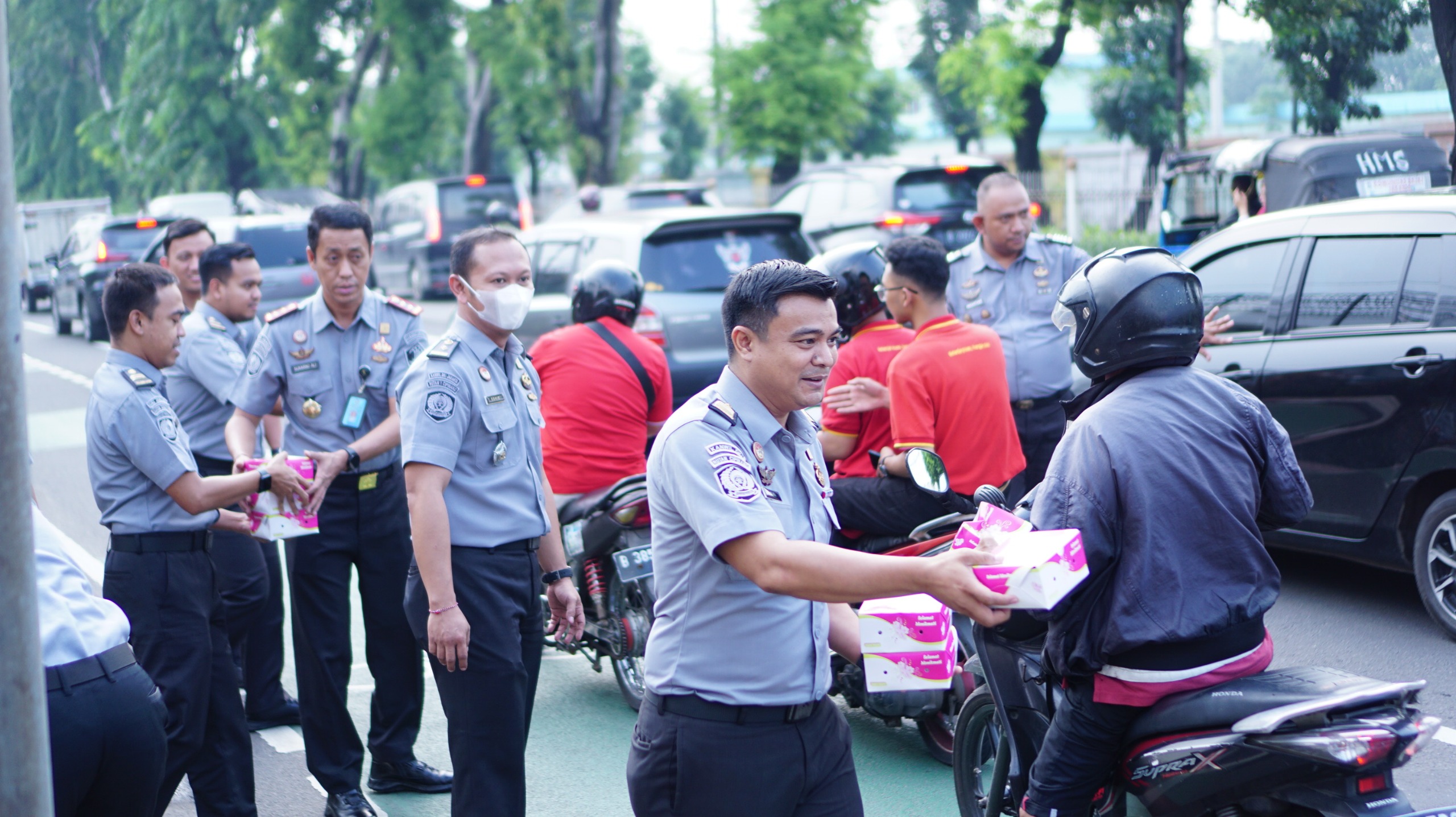 Sambut HBP Ke-60, Rutan Cipinang Menebar Kebaikan Dengan Berbagi Takjil Kepada Pengguna Jalan