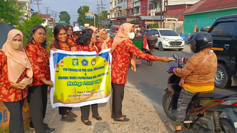 TP-PKK dan DWP Kabupaten Simalungun Bagi Takjil Gratis Kepada Masyarakat