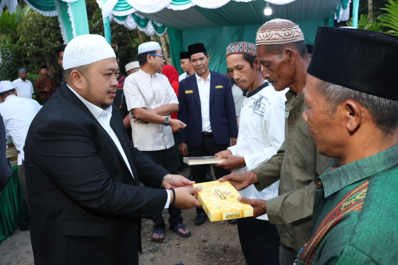 Bupati Tapsel Beri Bantuan pada Masyarakat Siamporik Lombang