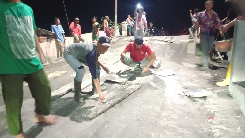 Kades Nagur Bersama Warga Berjibaku Semen Jalan Berlobang