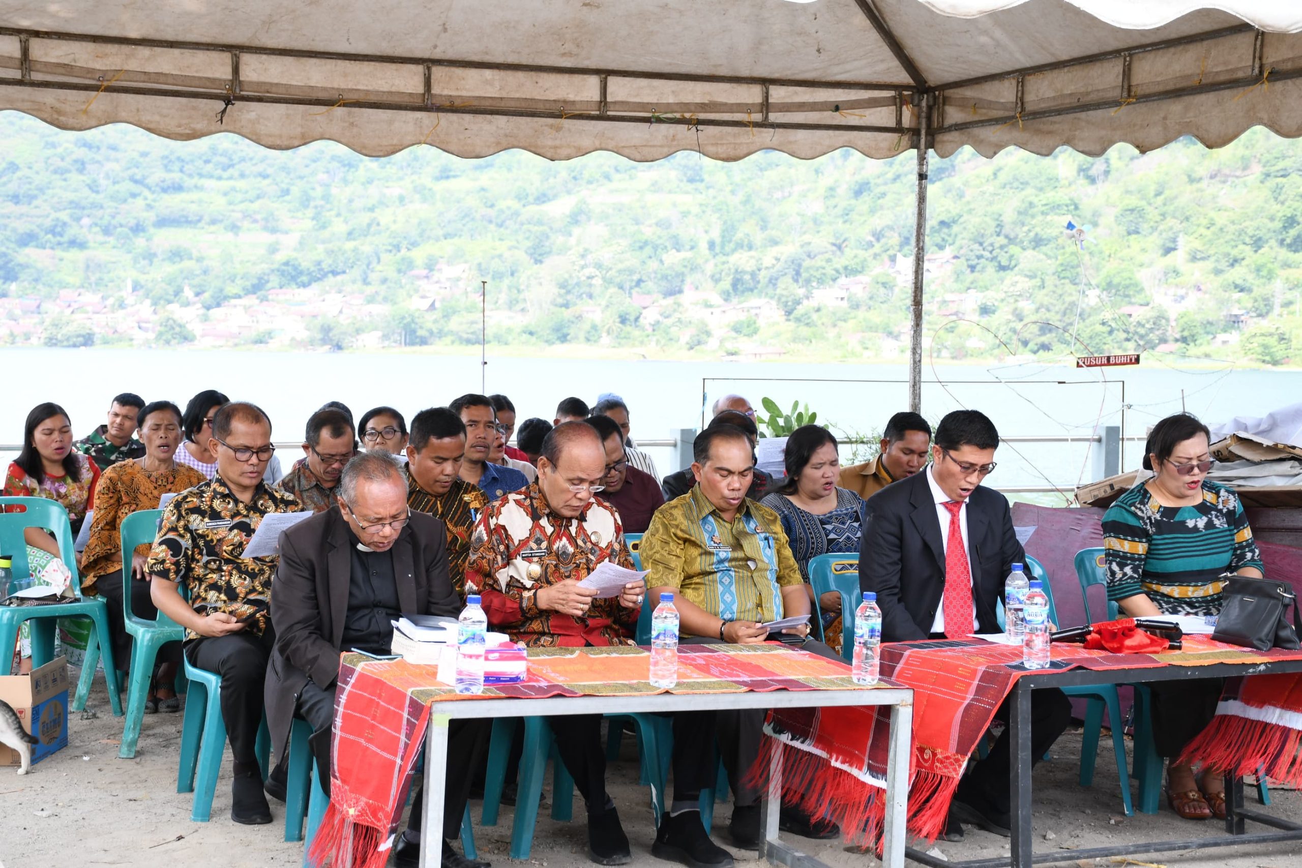 Wakil Bupati Samosir Meletakkan Batu Pertama Pembangunan Rumah Dinas Pelayan Full Timer Gereja HKBP Resort Pangururan Kota