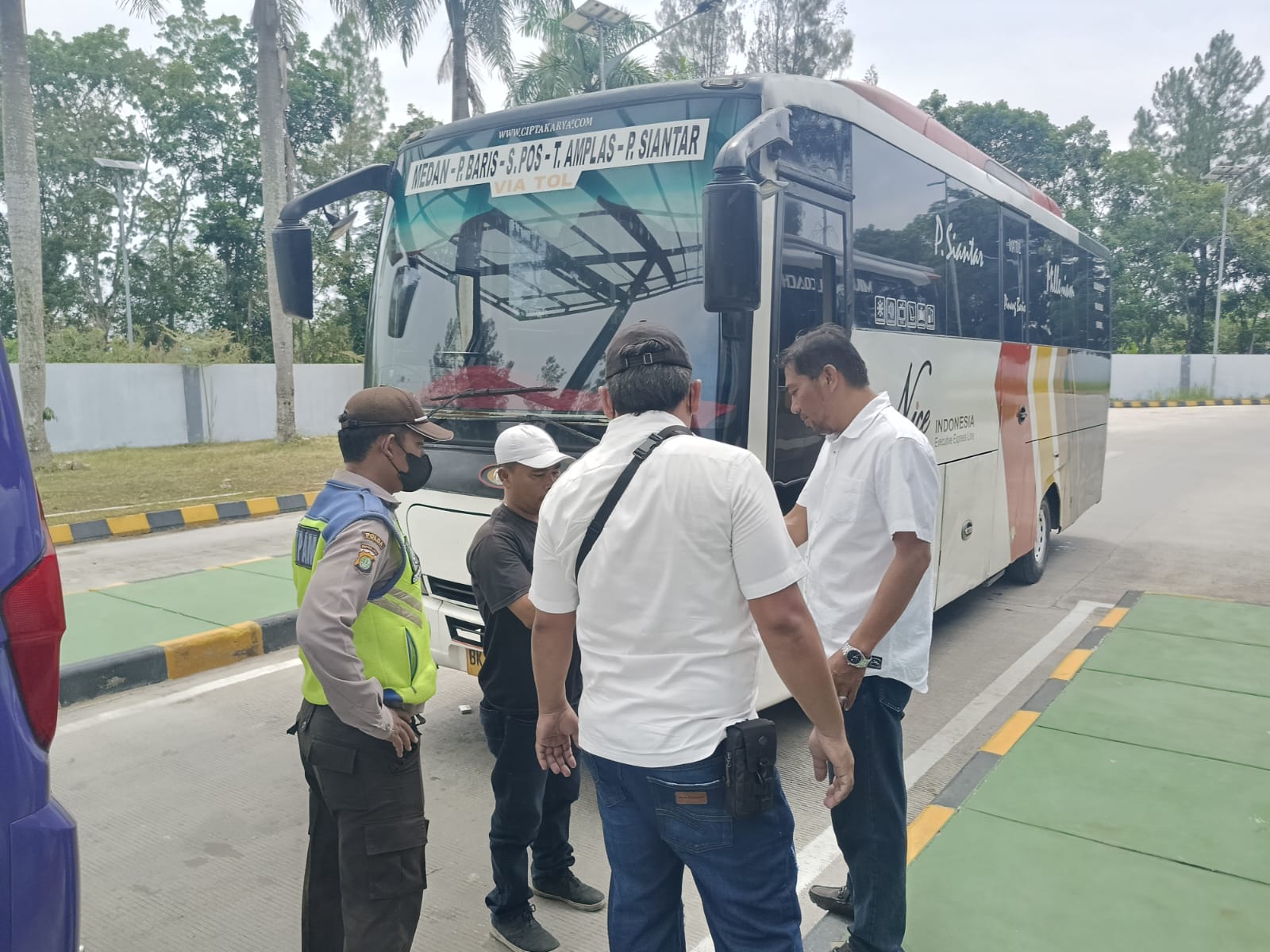 Polres Pematang Siantar Tes Urin Pengemudi Bus Angkutan Lebaran Tahun 2024