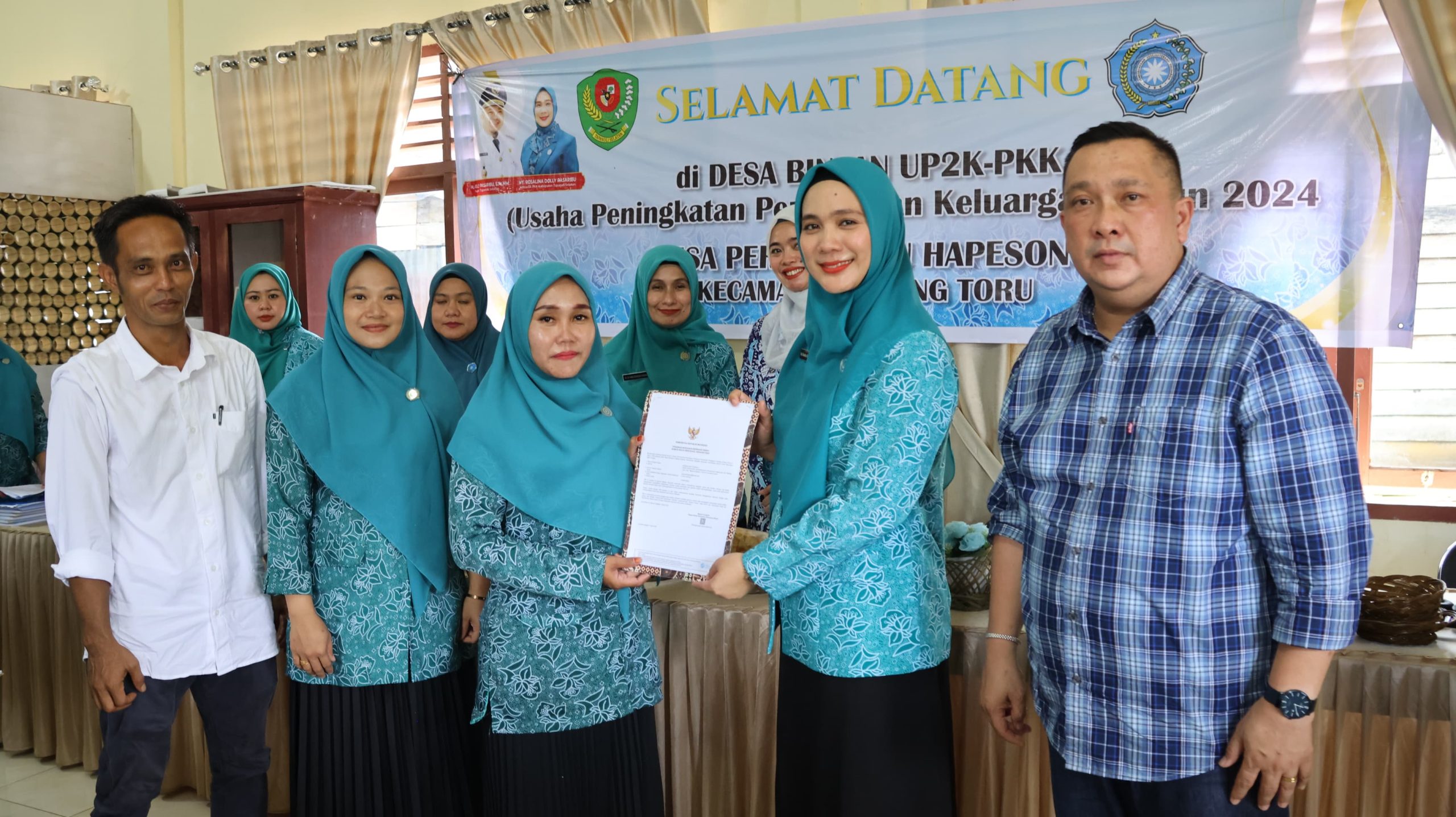 Keluarga (PKK) Tapanuli Selatan (Tapsel) Ny Rosalina Dolly Pasaribu mengunjungi Desa Binaan