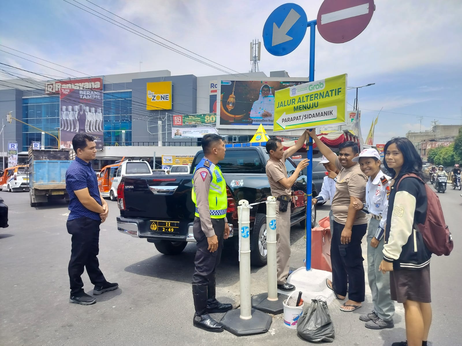 Sat Lantas Polres Pematangsiantar Pasang Spanduk Himbauan dan Petunjuk Arah Jalan Alternatif dan Pos Pam/Yan
