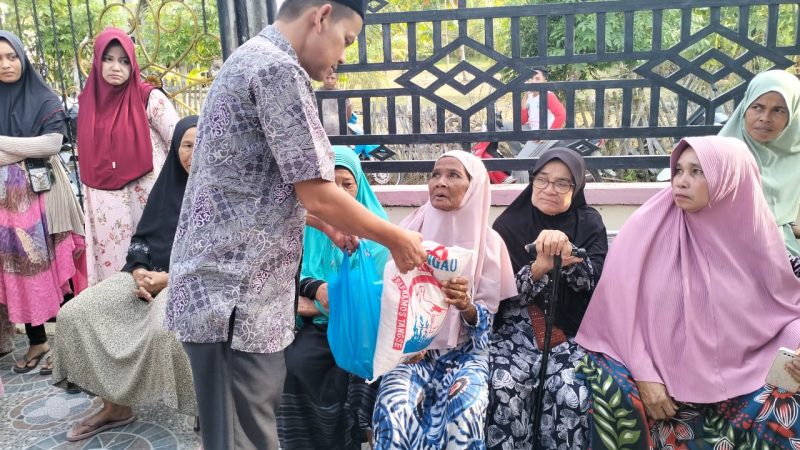 355 Warga Dhuafa di Gampong Meuria Paloh Dapat Bantuan Paket Sembako