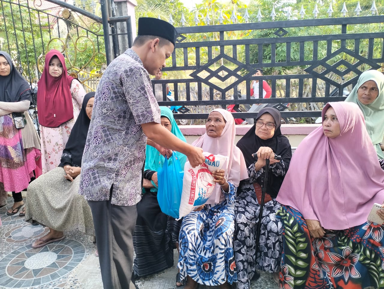355 Warga Dhuafa di Gampong Meuria Paloh Dapat Bantuan Paket Sembako