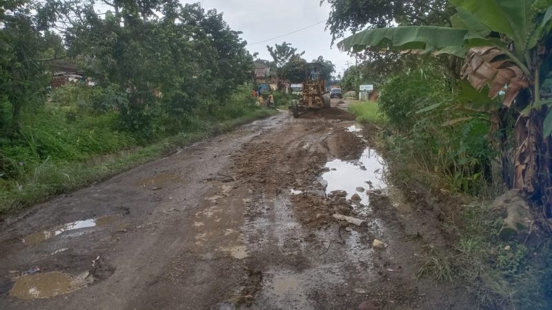 Berkat Bupati Tapsel, Warga Arse Bangun Jalan Provinsi Yang Rusak Parah