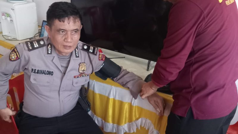 Pastikan Personel Pos PAM ketupat Toba 2024 Tetap Sehat, Sie Dokkes Polres Langkat laksanakan Pemeriksaan Kesehatan