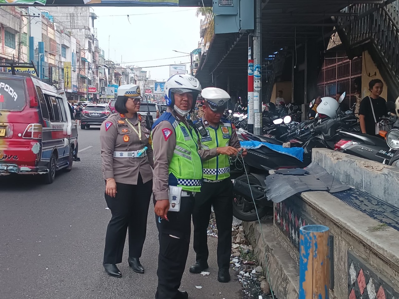 Sat Lantas Polres Pematangsiantar Pasang Tolo-Tolo Cegah Parkir di Bahu Jalan Pasar Horas