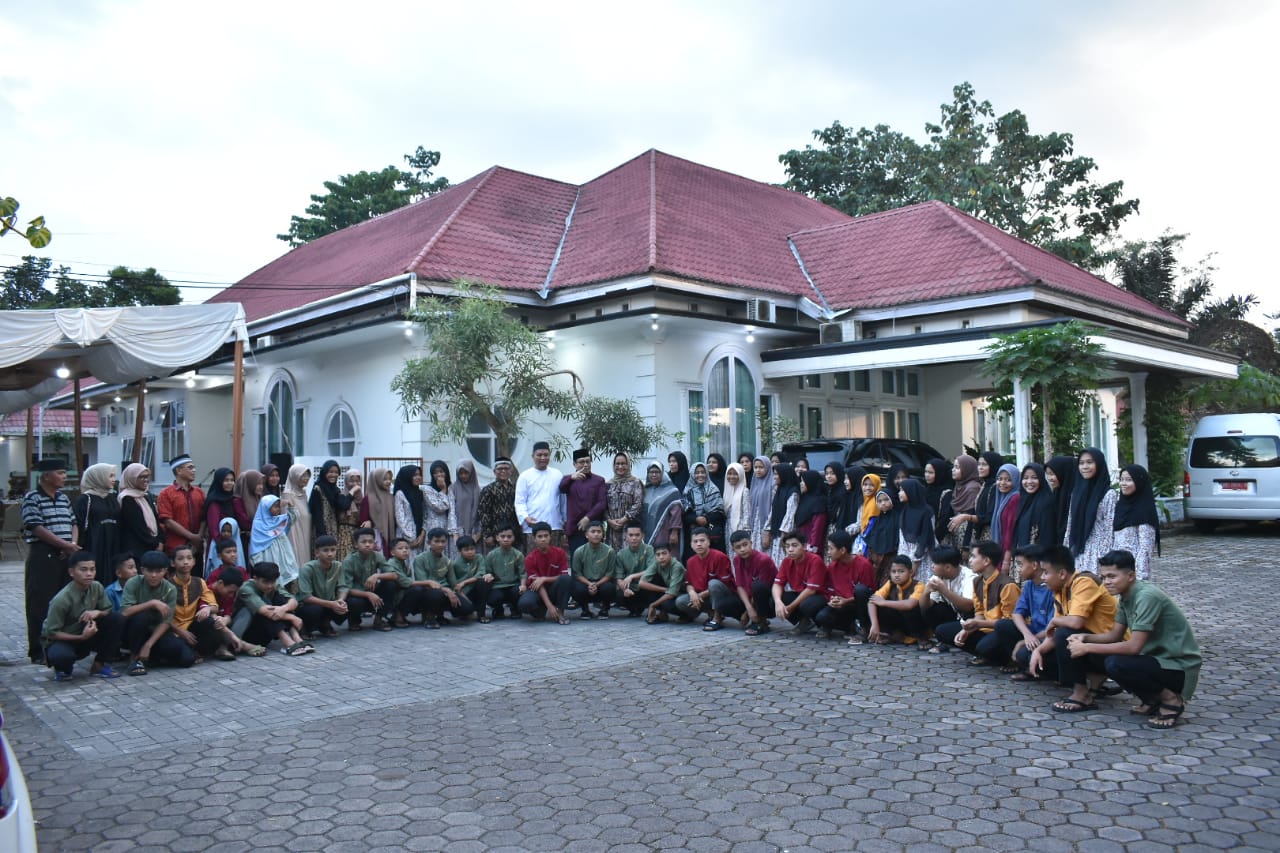 Pj Wako Jasman Buka Bersama dengan Puluhan Anak dari Panti Asuhan Aisyiyah