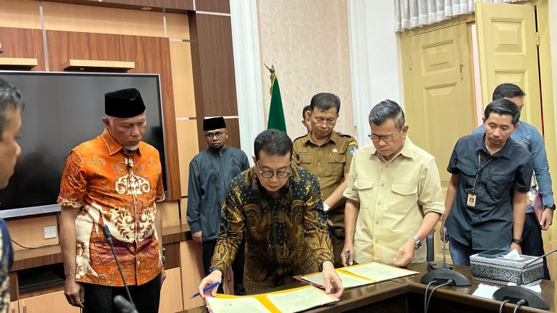Bersama Empat Daerah Lainnya, Pj Wako Jasman Menandatangani PKS dengan Gubernur Sumbar