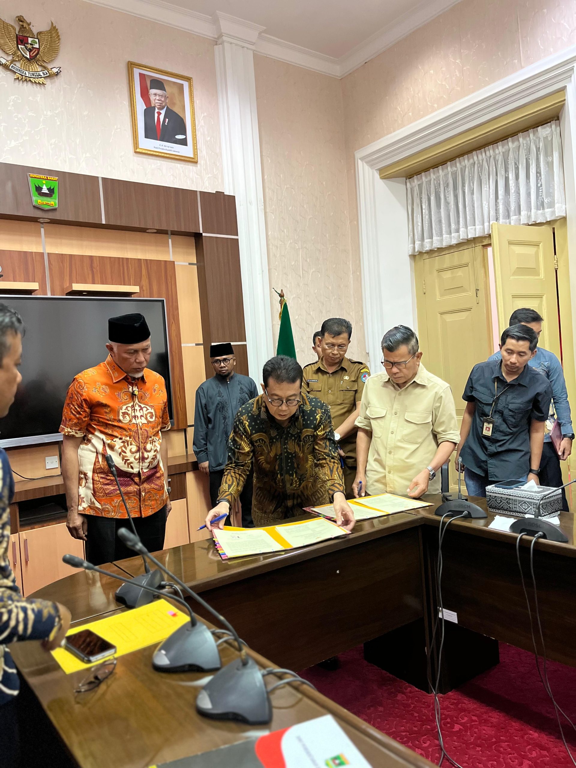 Bersama Empat Daerah Lainnya, Pj Wako Jasman Menandatangani PKS dengan Gubernur Sumbar
