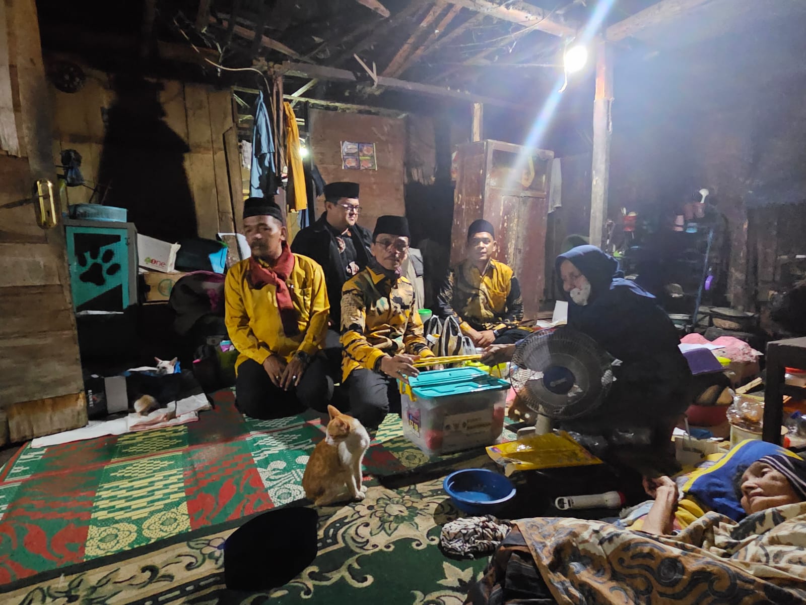 Menjelang Sahur, Bupati Safaruddin Dt.Bandaro Rajo dan Calon DPRD Terpilih, Berhujan-Hujan Lihat Warga Dhuafa